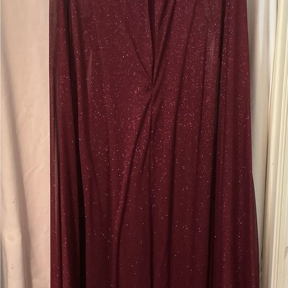 Elegant Burgundy sleeveless Evening Dress with glittery cape - Picture 3 of 7